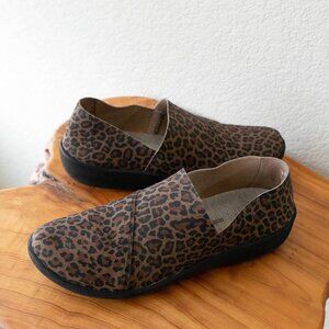 Clarks Cloudsteppers Sillian Firn Leopard Print Slip-Ons | Size 9.5